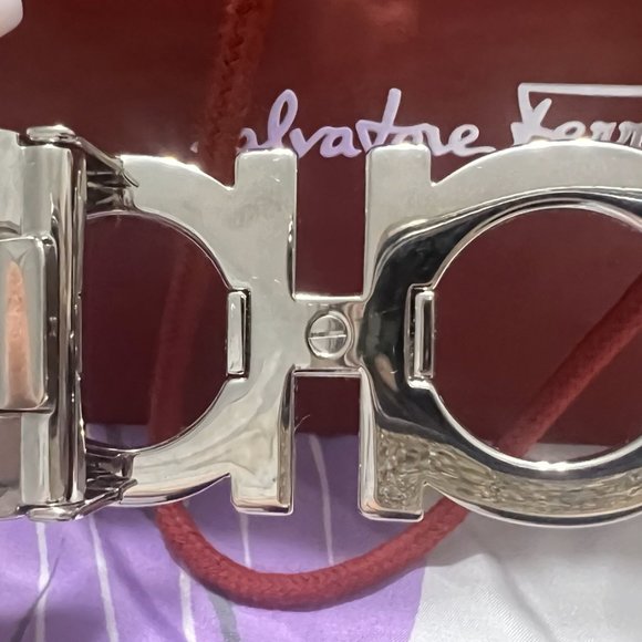 Luxury Elegance: Salvatore Ferragamo Reversible Belt - Picture 2 of 14